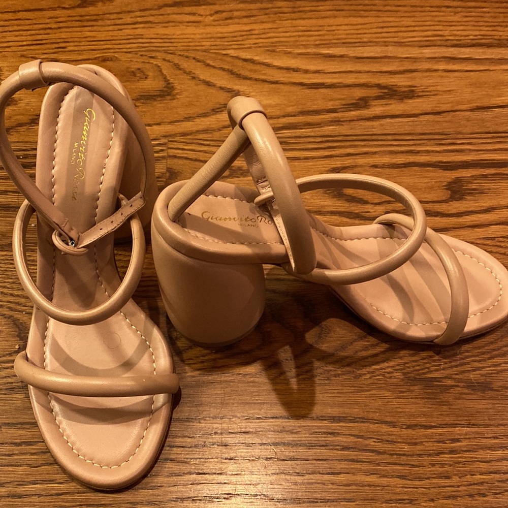 Gianvanti Rossi Block Heels Sandals.  Almost new condition - Picture 2 of 4